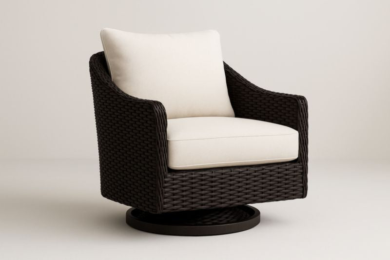 Sillón giratorio de resina trenzada marrón con cojines color crema