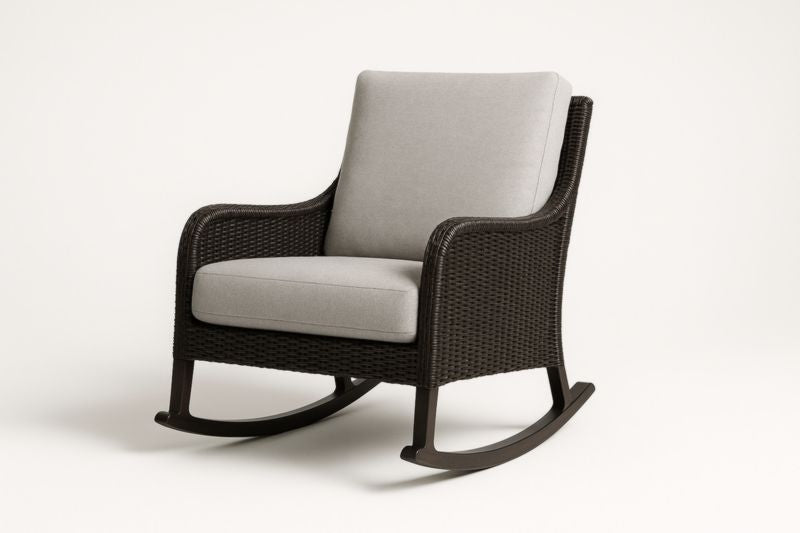 Sillón mecedor de ratán sintético marrón con cojines grises