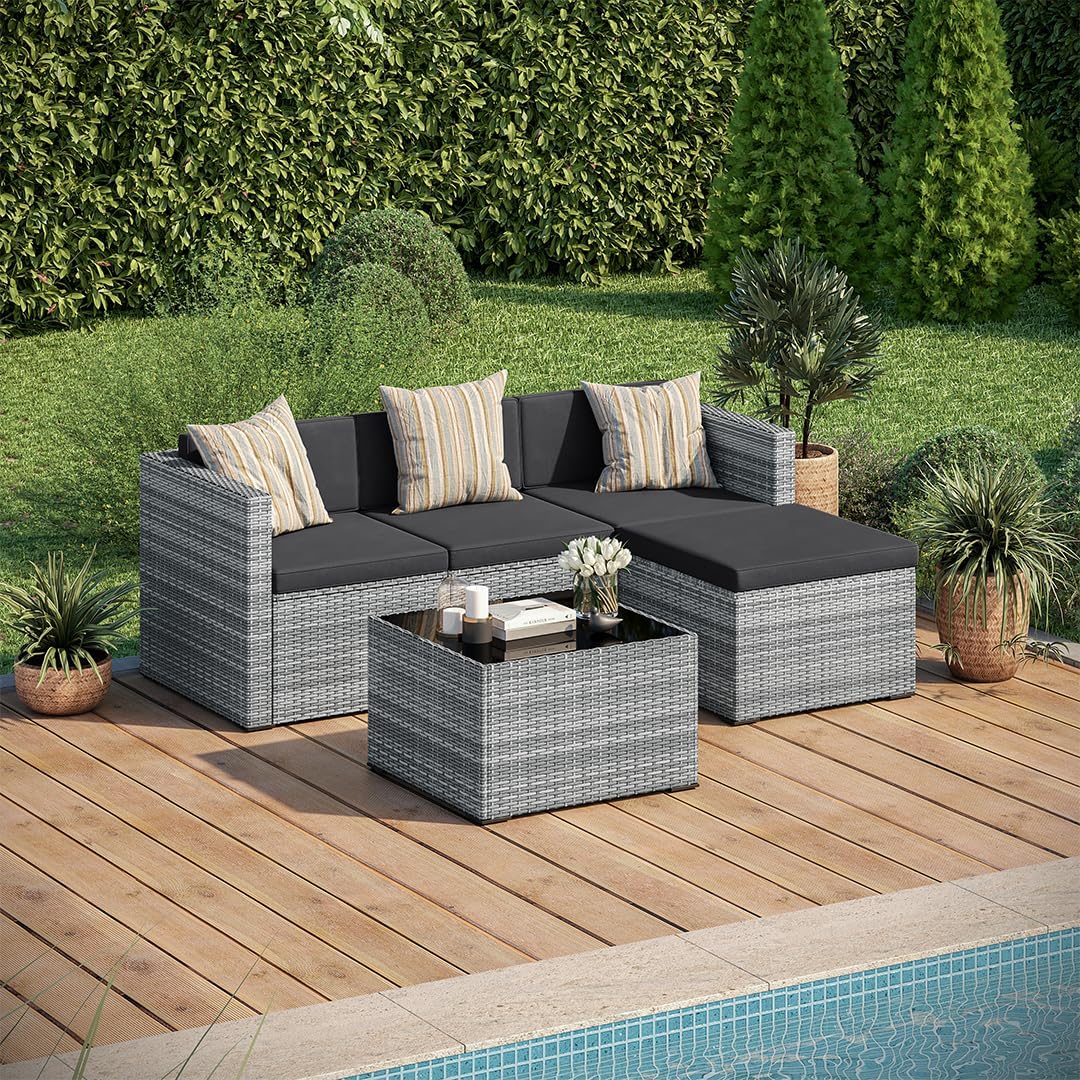 Set de muebles de jardín de ratán STEELSØN Zethora de 3 piezas – Conjunto de asientos para exterior para jardín/terraza/balcón – Salón de jardín con sofá de 3 plazas, taburete y mesa – Conjunto de muebles gris/antracita para 4 personas