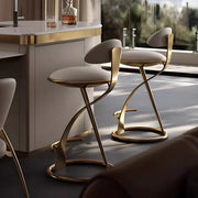 Taburete de bar de cuero beige elegante con estructura de metal dorado de lujo