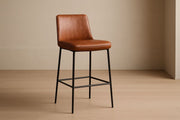 Silla alta de cuero sintético marrón con estructura de metal negro