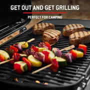 Barbacoa de gas Weber Traveler Compact con carro plegable y ruedas | Barbacoa portátil, parrillas de hierro fundido vitrificado, termómetro integrado en la tapa, quemador de 3,81 kW, 2065 cm² de superficie de cocción, negra