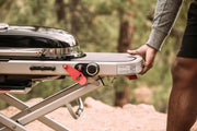 Barbacoa de gas portátil Traveler con soporte plegable y ruedas, quemador de 3,8 kW, superficie de cocción de 2065 cm² y termómetro en la tapa