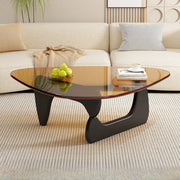 Mesa de centro triangular de madera con cubierta de cristal