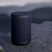 Bang & Olufsen Beosound Explore – Altavoz Bluetooth inalámbrico portátil para exteriores, hogar y viajes, 27 horas de autonomía, resistente al agua, sonido 360° + cable de carga USB-C – Negro antracita