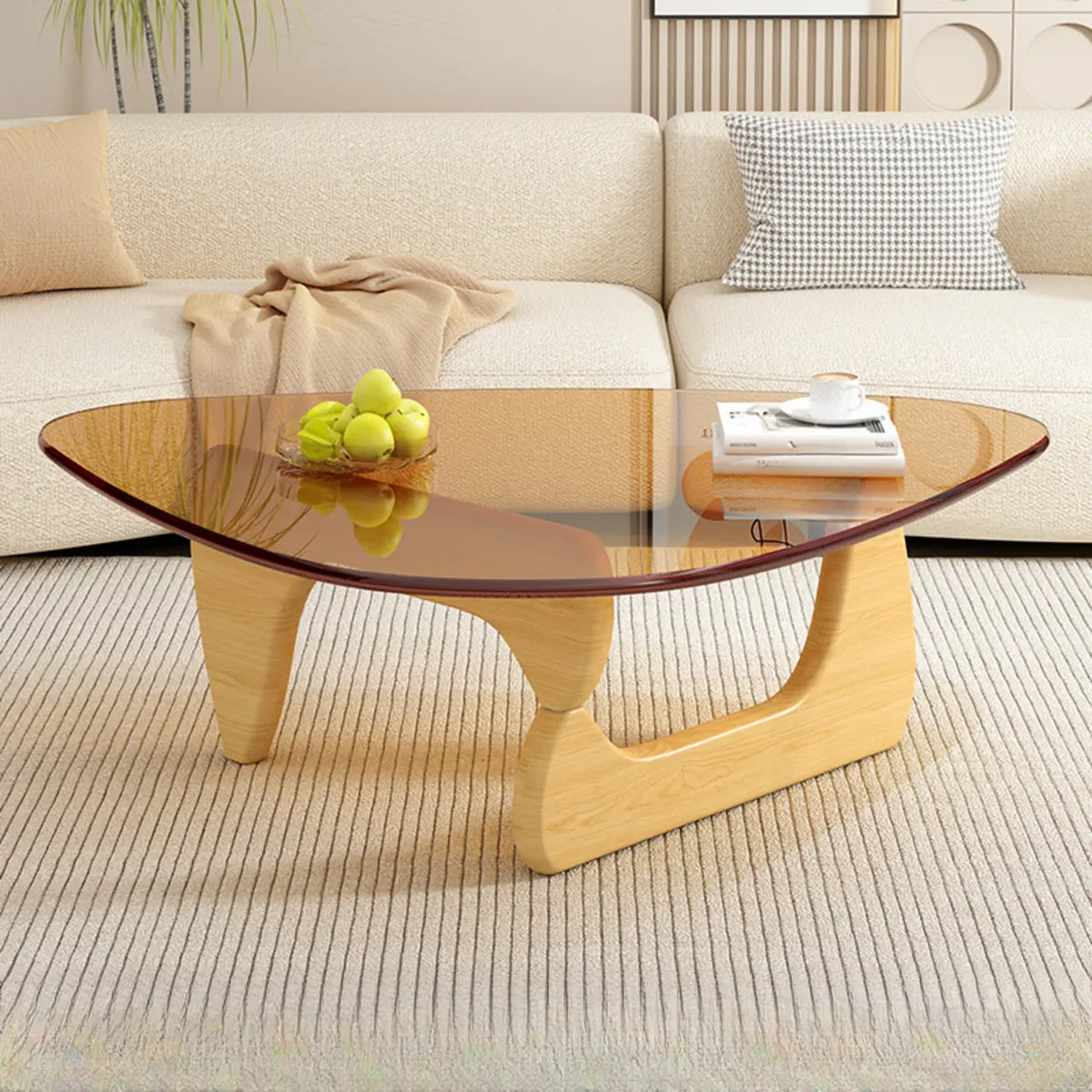 Mesa de centro triangular de madera con cubierta de cristal