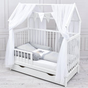 Set completo de cuna Baby Delux, cama casita de 60x120 cm, color blanco, con cajón, barrera anticaídas, colchón, ropa de cama y set de decoración (Prince Stars)