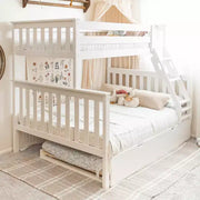 Litera de madera maciza Max & Lily, individual sobre matrimonial con nido de almacenamiento y escalera para niños