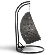 LeisureMod Silla Colgante Huevo para 2 Personas con Soporte - Columpio Hamaca Lounger de Ratán para Patio Exterior/Interior con Cojines