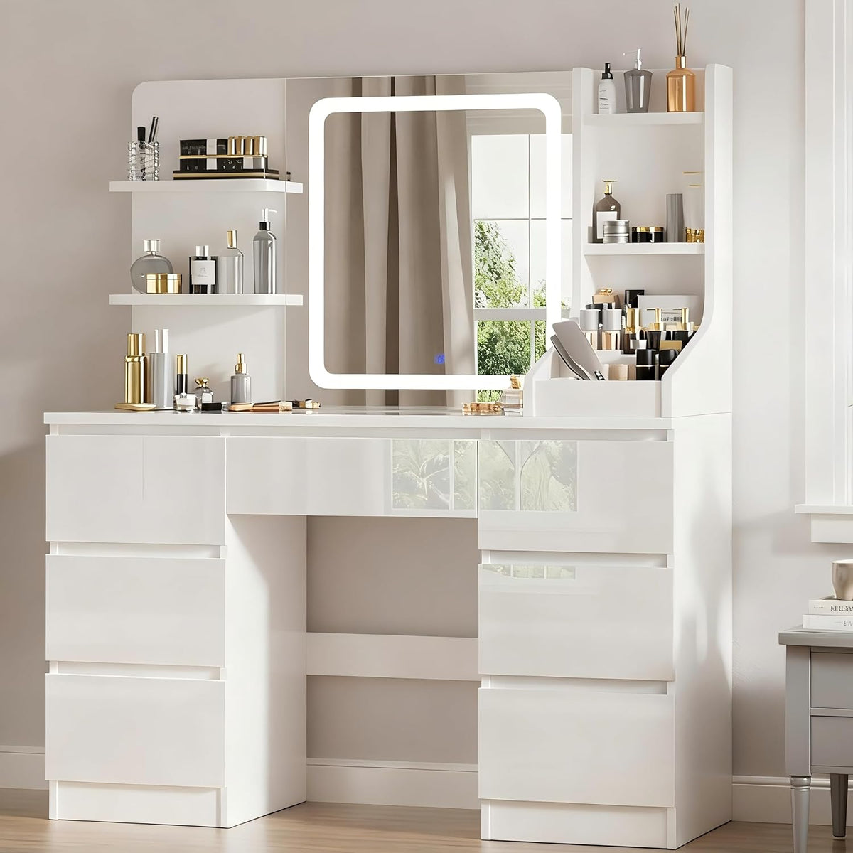 TRIUMPHKEY Tocador Moderno Blanco de Alto Brillo, Espejo LED con Luz Ajustable, Gran Espacio de Almacenamiento, Mesa de Maquillaje con 7 Cajones, 3 Compartimentos, 4 Estantes Abiertos