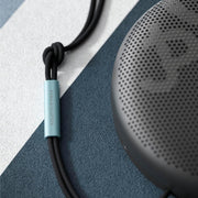 Bang & Olufsen Beosound A1 (2.ª gen.) – Altavoz Bluetooth portátil inalámbrico, resistente al agua IP67, sonido 360 grados, asistente de voz Alexa y manos libres, 18 horas de batería - Black Anthracite