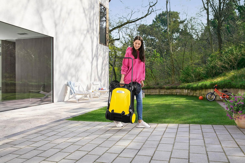 Barredora Kärcher S 4 Twin 2 en 1, amarillo/negro | Rendimiento de superficie máx.: 2400 m²/h, 2 cepillos laterales, depósito de suciedad: 20 l, ancho de trabajo: 680 mm