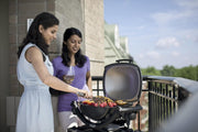 Barbacoa eléctrica Weber Q1400, superficie de cocción de 43 x 32 cm, barbacoa portátil, rejilla de cocción de hierro fundido vitrificado dividida en 2, tapa y cuerpo de aluminio fundido - Gris oscuro (52020079)
