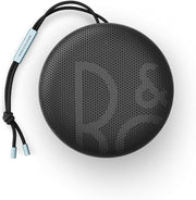 Bang & Olufsen Beosound A1 (2.ª gen.) – Altavoz Bluetooth portátil inalámbrico, resistente al agua IP67, sonido 360 grados, asistente de voz Alexa y manos libres, 18 horas de batería - Black Anthracite