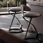 Taburete de bar de cuero beige elegante con estructura de metal dorado de lujo