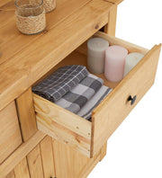 Cómoda Cancun de estilo rústico de CARO-Möbel en madera de pino maciza, aparador moderno con 2 cajones y puertas, cómoda con superficie teñida y encerada