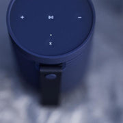 Bang & Olufsen Beosound Explore – Altavoz Bluetooth inalámbrico portátil para exteriores, hogar y viajes, 27 horas de autonomía, resistente al agua, sonido 360° + cable de carga USB-C – Negro antracita