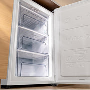 Congelador vertical Cecotec 97 L Bolero CoolMarket TF 97 White. Clase energética E, diseño compacto, puerta reversible, 3 cajones, dimensiones 55,1 x 57,5 x 83,5 cm, color blanco