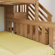 Litera baja de madera Max & Lily, tamaño individual sobre matrimonial, para niños, con escalera