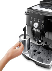 De'Longhi Magnifica Start ECAM222.20.B, cafetera superautomática con boquilla para espuma de leche, para capuchino, con botón de selección directa de espresso y función de 2 espressos, molinillo cónico de 13 niveles, 1450 W, negro