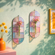 Florero de pared de vidrieras con patrón de tablero de ajedrez rosa y blanco, arte de jardín bohemio, lámina de cobre Tiffany