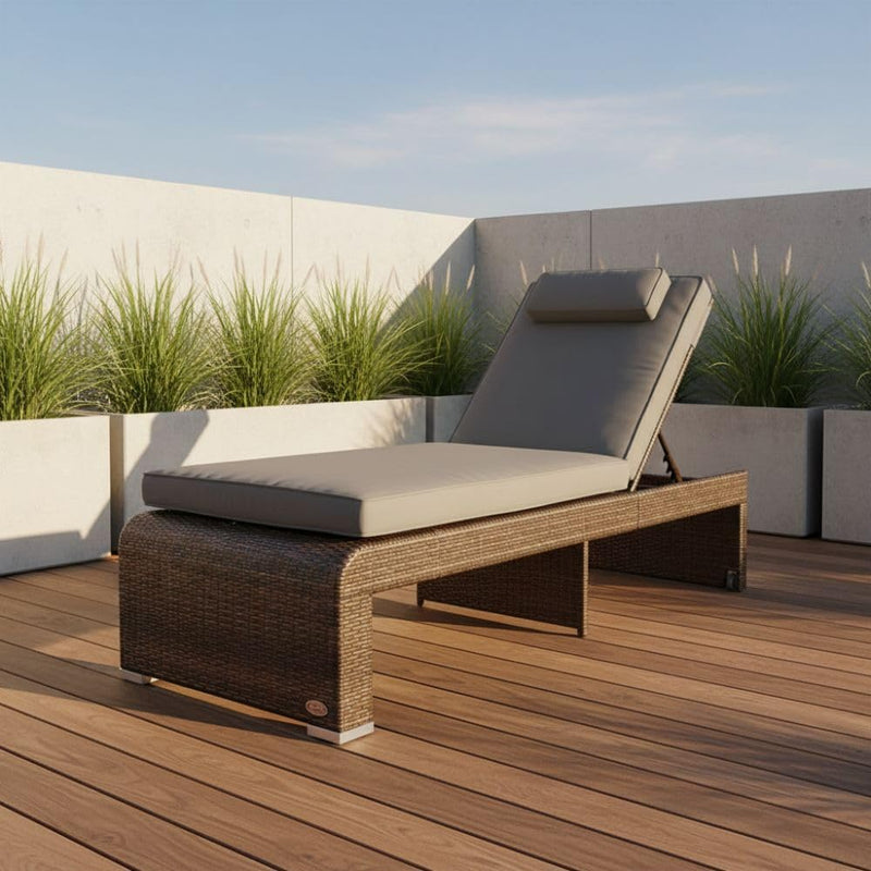 Tumbona de jardín RS Trade resistente a la intemperie de ratán, extra alta y extra ancha, también para personas mayores – XXL hasta 200 kg – con ruedas, tumbona de exterior con respaldo ajustable, marrón con cojín gris