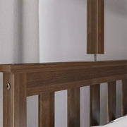 Litera de madera maciza Max & Lily, individual sobre matrimonial con nido de almacenamiento y escalera para niños
