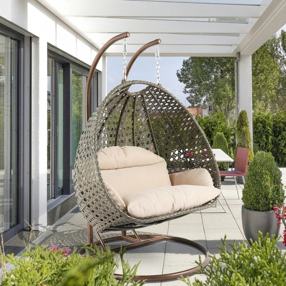 LeisureMod Silla Colgante Huevo para 2 Personas con Soporte - Columpio Hamaca Lounger de Ratán para Patio Exterior/Interior con Cojines