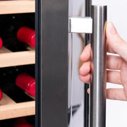 Cecotec Vinoteca de libre instalación Bolero GrandSommelier 1250 CoolWood. Nevera para vinos con capacidad para 12 botellas, temperatura ajustable de 8-18 ºC, luz LED y estantes de madera.
