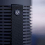 Bang & Olufsen Beosound Explore – Altavoz Bluetooth inalámbrico portátil para exteriores, hogar y viajes, 27 horas de autonomía, resistente al agua, sonido 360° + cable de carga USB-C – Negro antracita