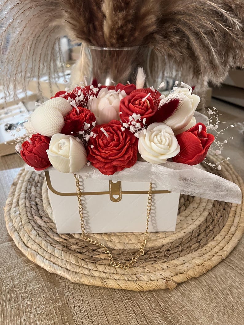 Ramo de flores en rojo/blanco velas