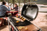 Barbacoa de gas portátil Traveler con soporte plegable y ruedas, quemador de 3,8 kW, superficie de cocción de 2065 cm² y termómetro en la tapa