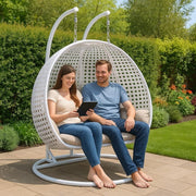 LeisureMod Silla Colgante Huevo para 2 Personas con Soporte - Columpio Hamaca Lounger de Ratán para Patio Exterior/Interior con Cojines