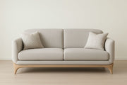 Sofá de tela gris claro con estructura de madera