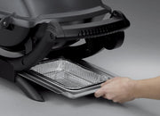 Barbacoa eléctrica Weber Q1400, superficie de cocción de 43 x 32 cm, barbacoa portátil, rejilla de cocción de hierro fundido vitrificado dividida en 2, tapa y cuerpo de aluminio fundido - Gris oscuro (52020079)
