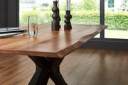 Mesa de comedor con borde natural SAM Spyro 140 x 80 cm, madera de acacia maciza en color natural, mesa de comedor con base de metal tipo araña en negro mate, tablero de 26 mm