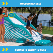 WOW Sports Wiggler Tobogán acuático inflable con protuberancia central – Conexión para manguera de jardín – Juego de agua para el jardín – Niños y adultos
