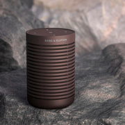 Bang & Olufsen Beosound Explore – Altavoz Bluetooth inalámbrico portátil para exteriores, hogar y viajes, 27 horas de autonomía, resistente al agua, sonido 360° + cable de carga USB-C – Negro antracita