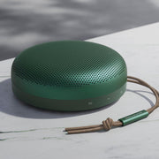 Bang & Olufsen Beosound A1 (2.ª gen.) – Altavoz Bluetooth portátil inalámbrico, resistente al agua IP67, sonido 360 grados, asistente de voz Alexa y manos libres, 18 horas de batería - Black Anthracite
