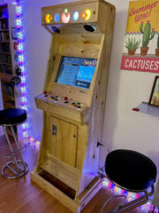 Máquina arcade retro de madera - Hecha a mano - Mueble para 2 jugadores con +4000 juegos clásicos, pantalla LCD de 22", Plug & Play - San-J (Natural)