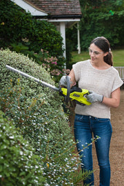 RYOBI - Cortasetos Inalámbrico 18V One+ RHT184520 – Hoja de 45 cm, Capacidad de 18 mm, Batería de 2.0Ah y Cargador Incluidos – Ligero, Manejable, Ideal para Setos Medianos