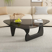 Mesa de centro triangular de madera con cubierta de cristal