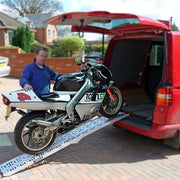 Sonnewelt Juego de 2 rampas de carga plegables - 340 kg por rampa de acceso para remolque, riel antideslizante para moto, quad, coche, 226 cm, plegable, plateado