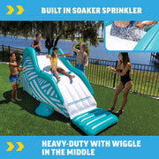 WOW Sports Wiggler Tobogán acuático inflable con protuberancia central – Conexión para manguera de jardín – Juego de agua para el jardín – Niños y adultos