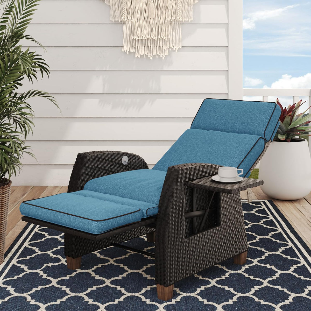 Chaise longue reclinable de patio con posición ajustable, mesa plegable y cojín para jardín, patio, terraza, exteriores – Cojín azul pavo real y mimbre marrón