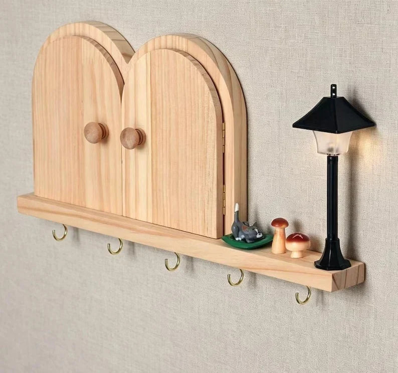 Estante de madera con puerta de hadas y ganchos | Organizador de pared rústico | Decoración de puerta de hadas en miniatura | Decoración de pared estilo cottagecore