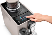 Cafetera superautomática De'Longhi Rivelia EXAM440.55.W con sistema de leche LatteCrema, recipiente de granos intercambiable, 16 bebidas de café y leche con solo tocar un botón, función Extra-Shot, pantalla táctil de 3,5 pulgadas, color blanco