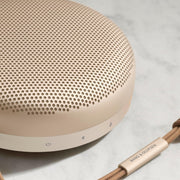 Bang & Olufsen Beosound A1 (2.ª gen.) – Altavoz Bluetooth portátil inalámbrico, resistente al agua IP67, sonido 360 grados, asistente de voz Alexa y manos libres, 18 horas de batería - Black Anthracite