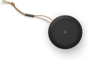 Bang & Olufsen Beosound A1 (2.ª gen.) – Altavoz Bluetooth portátil inalámbrico, resistente al agua IP67, sonido 360 grados, asistente de voz Alexa y manos libres, 18 horas de batería - Black Anthracite