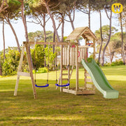 Torre de juegos WICKEY MultiFlyer con tejado de madera, columpio y tobogán verde pastel, torre de escalada para niños al aire libre con arenero, escalera y accesorios de juego para el jardín